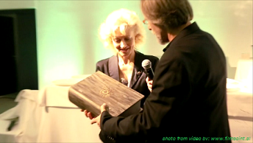 TRANSATLANTYK 2012 - Grazyna Lallemand offers Clestis showpiece to Jan A.P. Kaczmarek